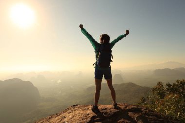 genç kadın kaldırdı elleriyle