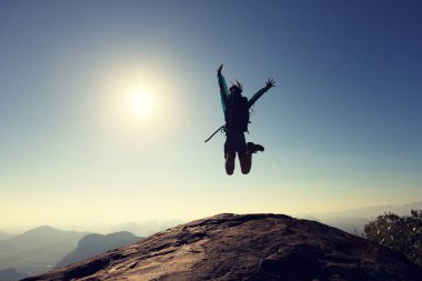 genç kadın backpacker atlama