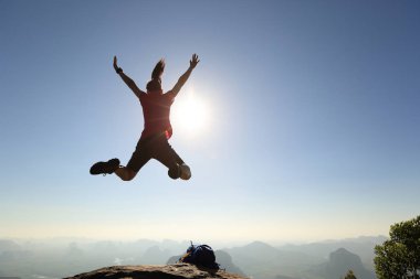 genç kadın backpacker atlama