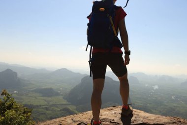  dağ tepe üzerinde duran genç kadın