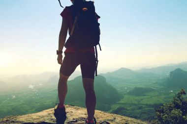  dağ tepe üzerinde duran genç kadın