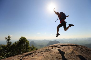 genç kadın backpacker atlama