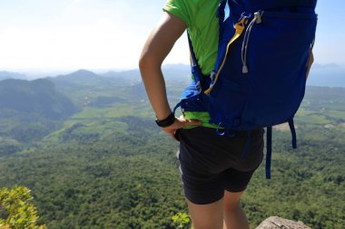  dağ tepe üzerinde duran genç kadın