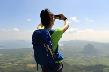 Genç kadın picutre smartphone ile alarak