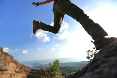 genç kadını uçurum atlama