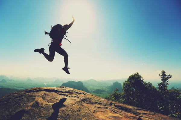 Junge Frau springt Backpacker — Stockfoto