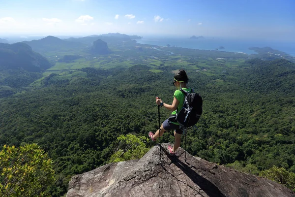 Jovem mulher desfrutando de vista — Fotografia de Stock