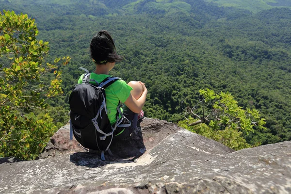 Young woman enjoying view — Stock Photo, Image