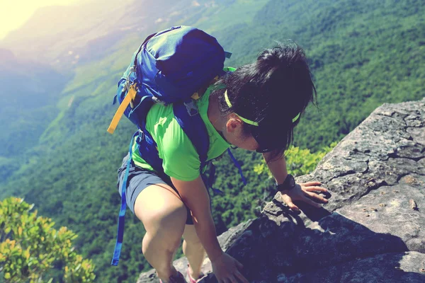 Young woman hiker climbing — Stock Photo, Image