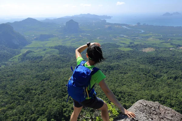 Mujer joven disfrutando de la vista — Foto de Stock