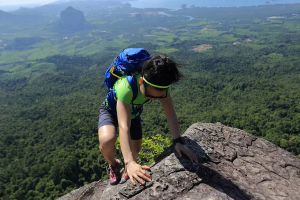 Mujer joven excursionista escalada — Foto de Stock