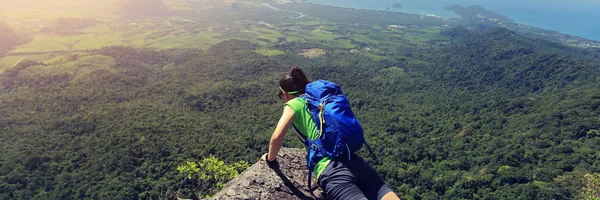 Jovem mulher desfrutando de vista — Fotografia de Stock