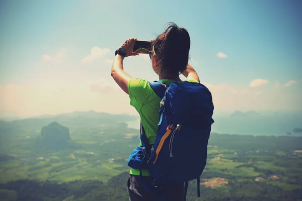 Mujer tomando fotos con cámara digital — Foto de Stock