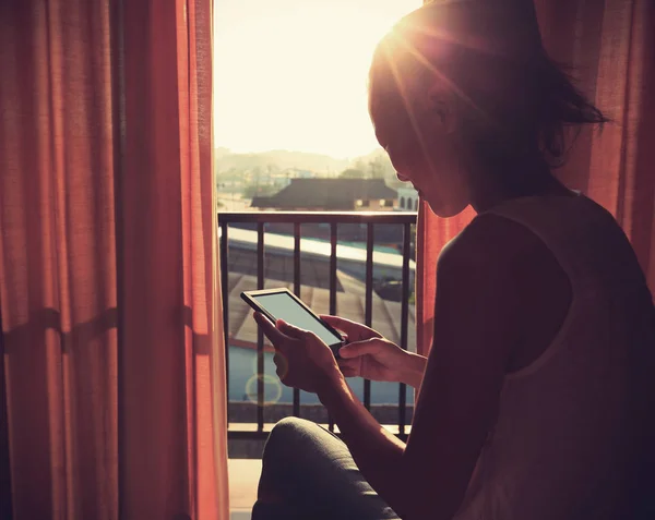 Молодая женщина читает книгу — стоковое фото