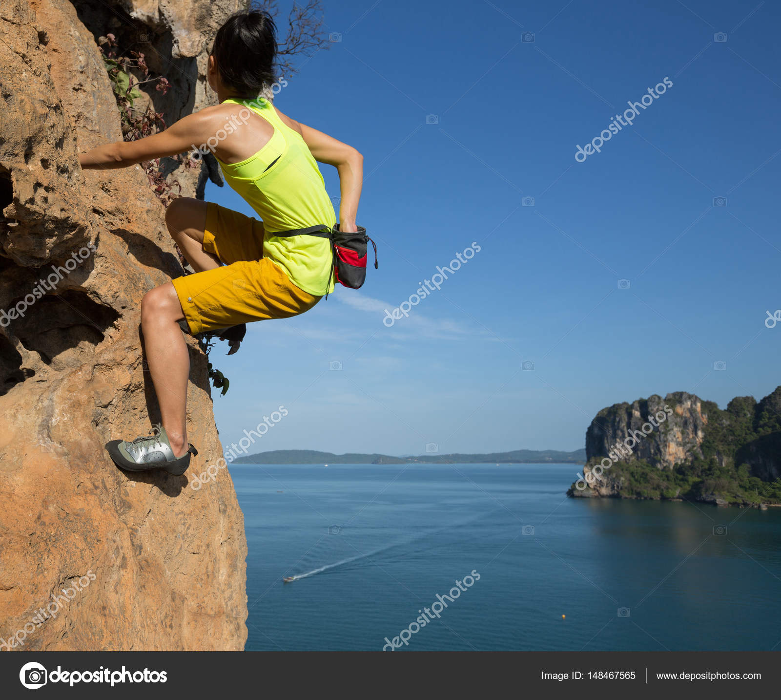 Young woman climbing — Stock Photo © lzf 148467565