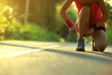 Genç kadın bağlama ayakkabı bağı