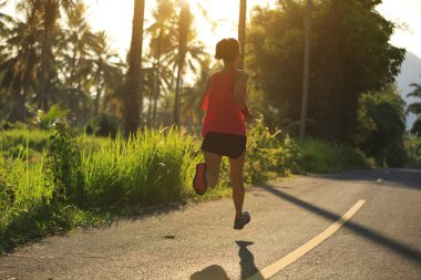 Genç kadın orman iz çalışan 