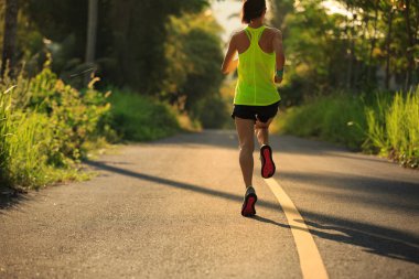 Genç kadın orman iz çalışan 