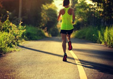 Genç kadın orman iz çalışan 