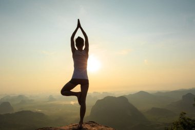Genç kadın meditasyon yapıyor.