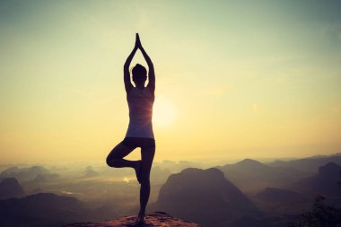 Genç kadın meditasyon yapıyor.