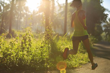 Genç kadın orman iz çalışan 