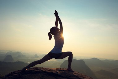 Genç kadın meditasyon yapıyor.