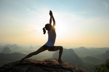 Genç kadın meditasyon yapıyor.