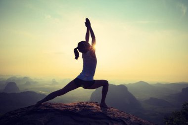 Genç kadın meditasyon yapıyor.