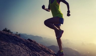 En dağ üstünde çalışan genç kadın