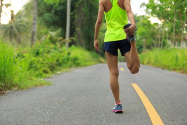 Bacak germe genç kadın atlet 