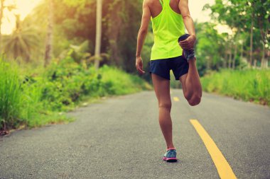 Bacak germe genç kadın atlet 