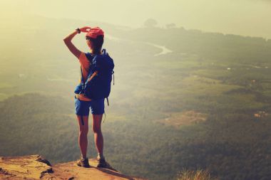 Sırt çantalı genç kadın.