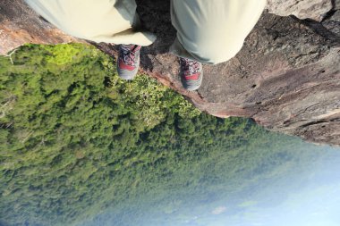 dağ tepe üzerinde kadın bacakları