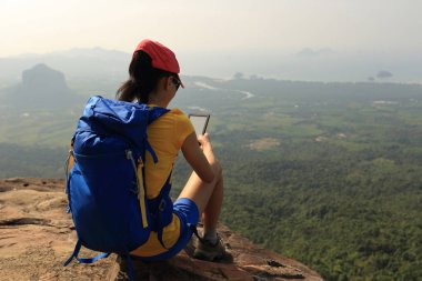 kadın elektronik kitap okumak