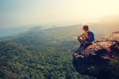 Sırt çantalı genç kadın.