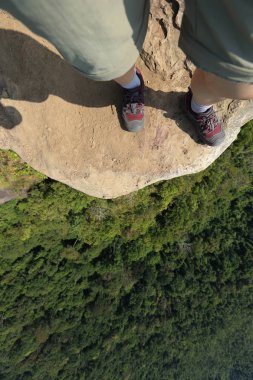 dağ tepe üzerinde kadın bacakları