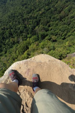 dağ tepe üzerinde kadın bacakları