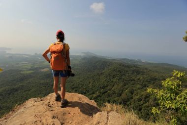 Sırt çantalı genç kadın.
