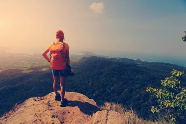 Sırt çantalı genç kadın.