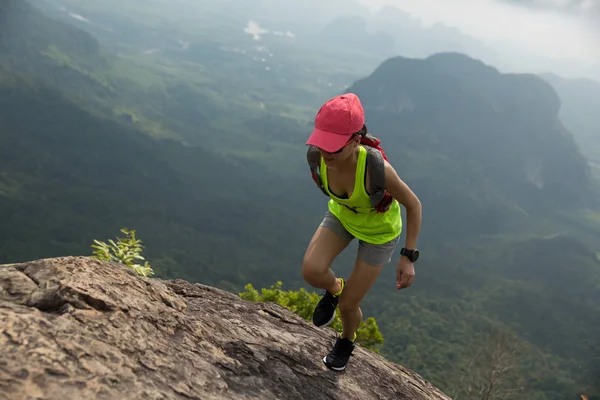 Mulher correndo no topo da montanha — Fotografia de Stock