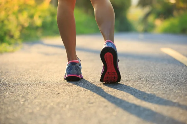 Vrouwelijke benen in sportschoenen — Stockfoto