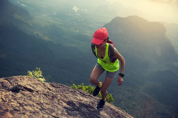 Женщина бежит на вершине горы — стоковое фото