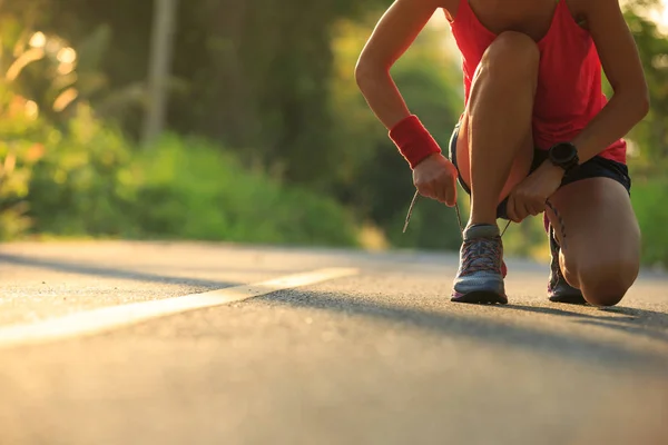 Mujer joven atando cordones —  Fotos de Stock