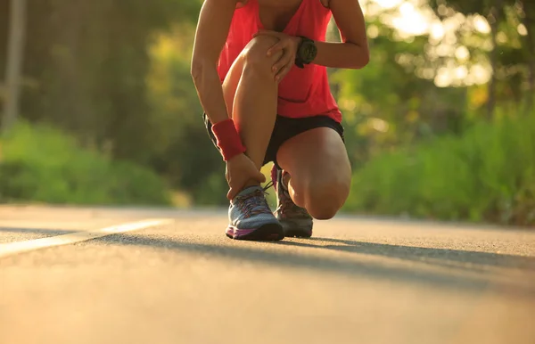 Coureur a une blessure sportive sur le genou — Photo