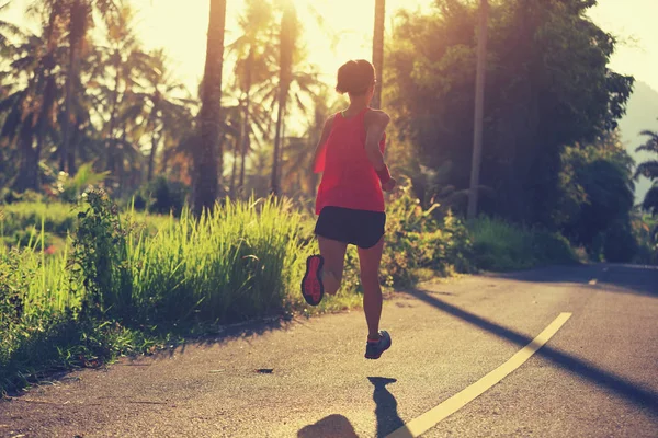 Jonge vrouw lopen bij bospad — Stockfoto