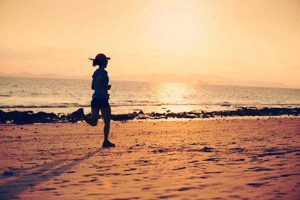 Молодая женщина бежит на песчаном пляже — стоковое фото