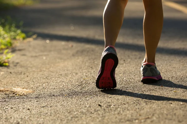 Female legs in sport shoes — Stock Photo, Image