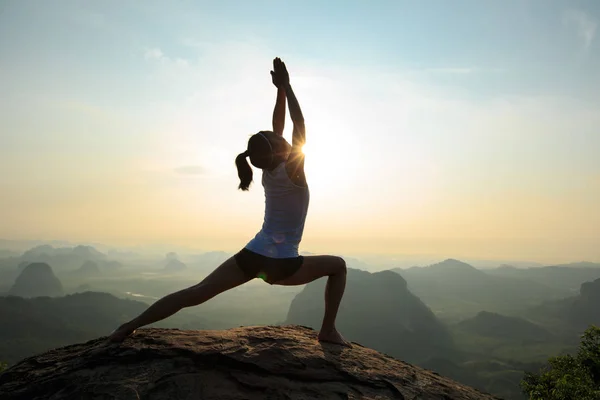 Mujer joven meditando —  Fotos de Stock