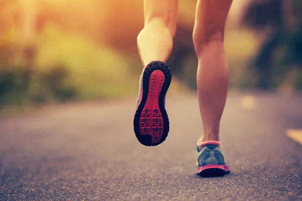 Female legs running on forest trail — Stock Photo, Image